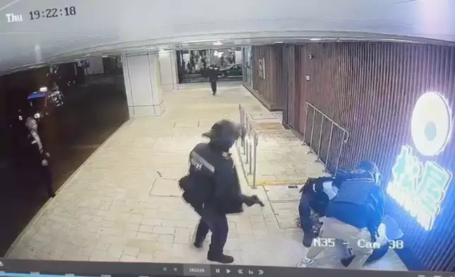 警務人員將其制服。