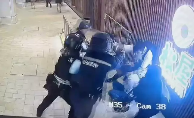 持刀男子向女途人施襲一刻。