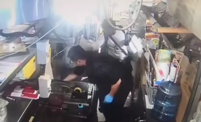 有閉路電視拍到死者（白衣）在一商店取走刀的情況。oliviachows Threads圖片