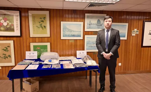 警方拘1女 ，涉11宗「假冒官員」騙案。