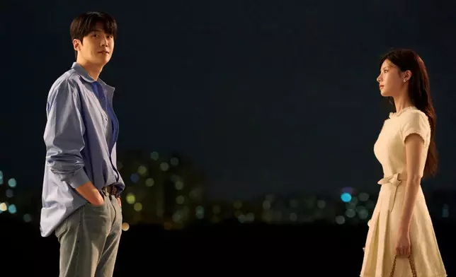 金宣虎在劇中飾演精通6國語言的口譯員。Netflix官方圖片