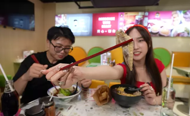 的哥樂仔帶暉哥到沙田食「嗱喳麵」。