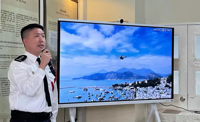 長洲分區指揮官劉鍵衡表示，離島地形複雜且假日人流密集，無人機可突破地形限制從高空監察，協助地面警員靈活調配。