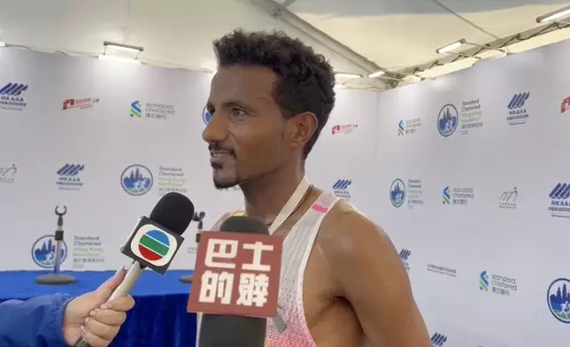 全馬男子組冠軍由來自埃塞俄比亞的Bizuneh Melaku Belachew奪得。巴士的報記者攝