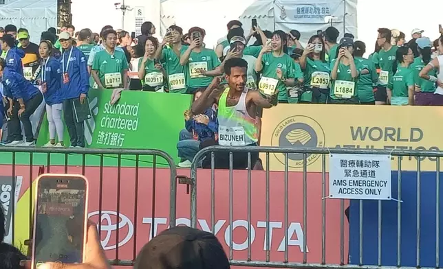 全馬男子組冠軍由來自埃塞俄比亞的Bizuneh Melaku Belachew奪得。巴士的報記者攝