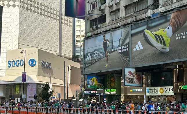 香港馬拉松，沿途有不少市民打氣。巴士的報記者攝