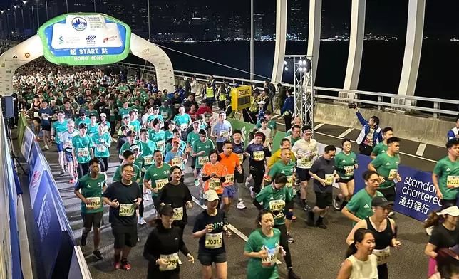 香港馬拉松賽事展開，跑手在起點出發。巴士的報記者攝