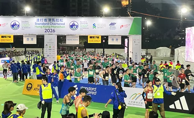 香港馬拉松賽事展開，跑手陸續抵達終點。巴士的報記者攝