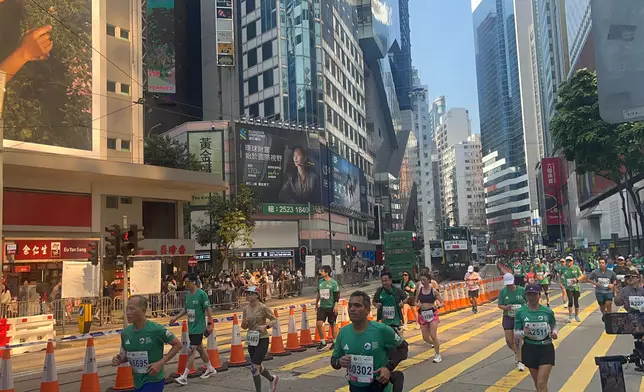 香港馬拉松，沿途有不少市民打氣。巴士的報記者攝