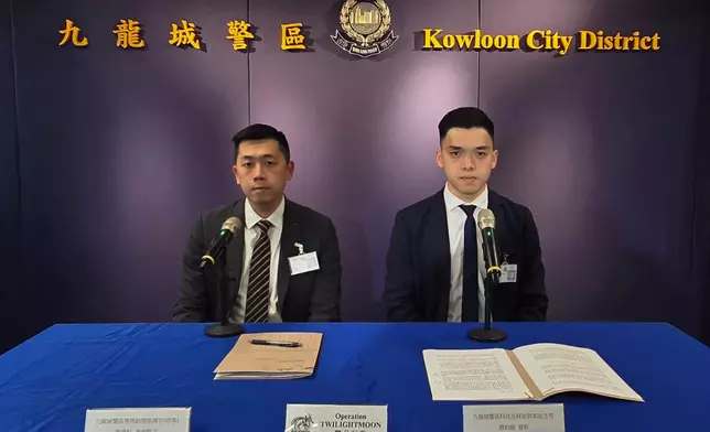 警方九龍城警區署理助理指揮官(刑事)廖秉科（左）及九龍城警區科技及財富罪案組主管譚鈞鎧。