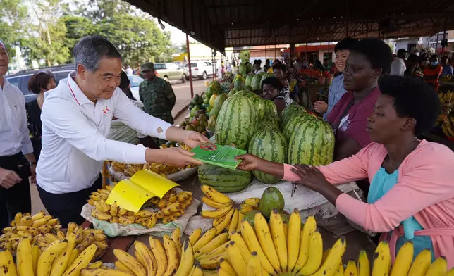 代表團隊走進社區，慰問援盧中國醫療隊。