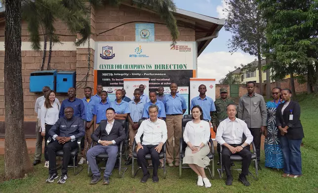 代表團隊走進社區，慰問援盧中國醫療隊。