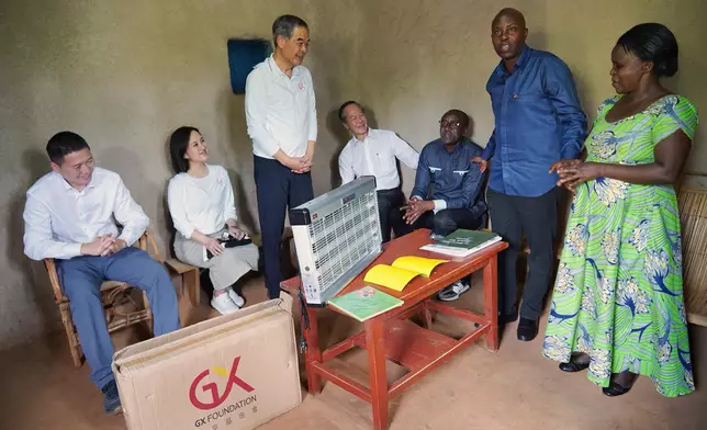 代表團隊走進社區，慰問援盧中國醫療隊。