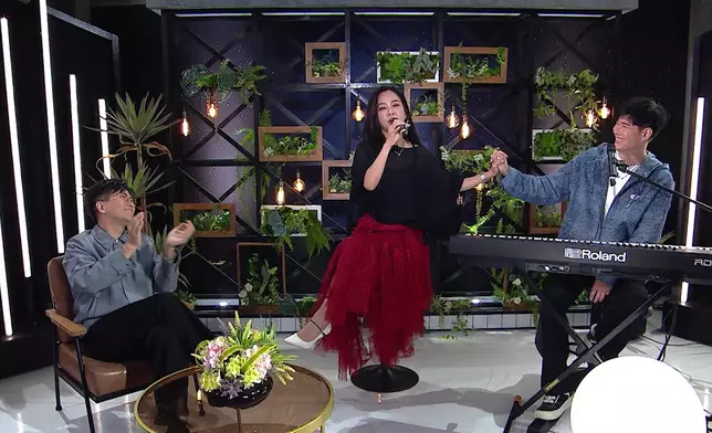 與松松合唱《分分鐘需要你》，及新歌《松伶》。