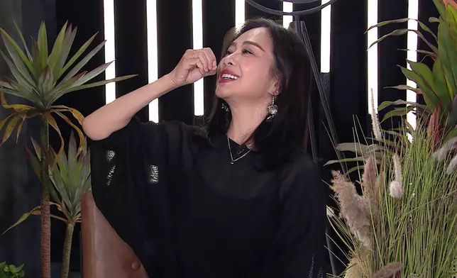 松松笑稱香檳當飲品。