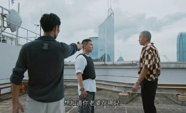 陳小春和何潤東在天台上演追逐戰+槍戰。