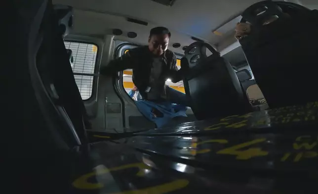 任達華奮力「捐」入狹窄車廂救熊黛林。