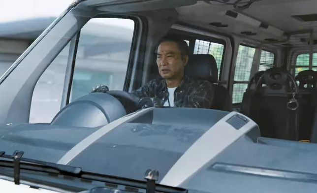 時間無多，任達華決定揸住裝滿炸藥嘅車衝出去。