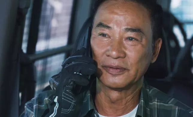 炸彈臨爆炸前一分鐘，任達華囑咐陳小春好好睇住紅姐，跟住眼泛淚光。呢段戲感動之餘，亦都係任達華晒「影帝」級演技嘅一場。