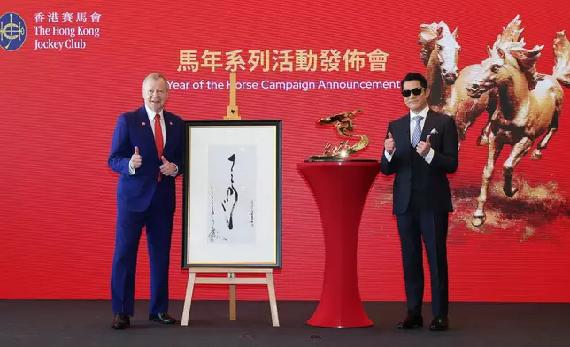 馬會行政總裁應家柏（左）委任歌影王者郭富城（右）為馬會「馬年大使」，並交換紀念品留念。