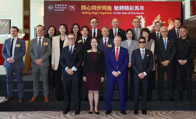 馬會行政總裁應家柏（第一排右二）、香港特區政府旅遊事務專員張馮泳萍（第一排左二）和馬會「馬年大使」郭富城（第一排右一），與一眾嘉賓及馬會管理層合照。