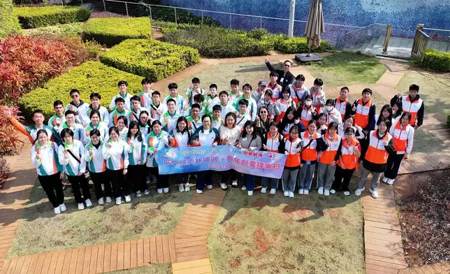 海關助理關長黃蕙荃（第一排左八）帶領Customs YES及QMN團員參觀深圳一間無人機教育體驗中心。政府新聞處圖片