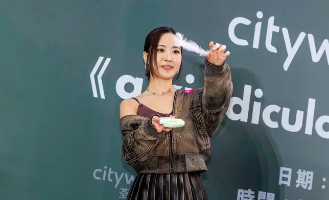 與粉絲玩遊戲。