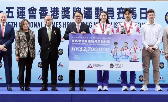 馬會向游泳港隊的獎牌健兒頒發「賽馬會優秀運動員獎勵計劃」現金獎勵。