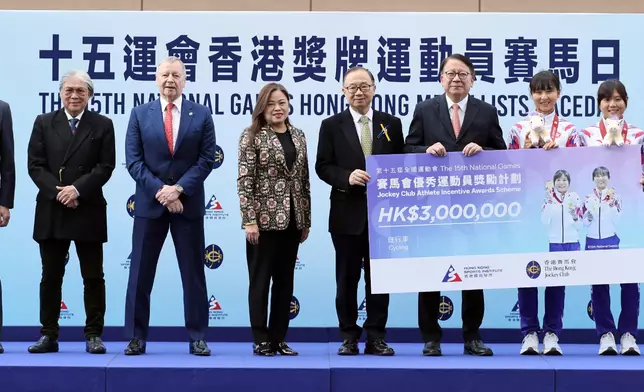 馬會向自行車港隊的獎牌健兒頒發「賽馬會優秀運動員獎勵計劃」現金獎勵。