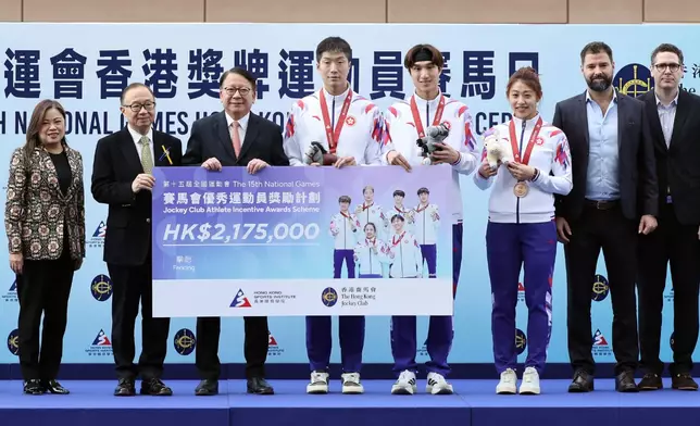 馬會向擊劍港隊的獎牌健兒頒發「賽馬會優秀運動員獎勵計劃」現金獎勵。