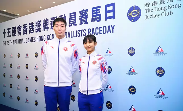 李思穎(右) 及男子花劍團體奪金的張家朗均表示，會與隊友平分獎金。張家朗說，自己一如以往儲起獎金，並坦言馬會的現金獎勵對於日後退役後的部署及發展都有很大的幫助。