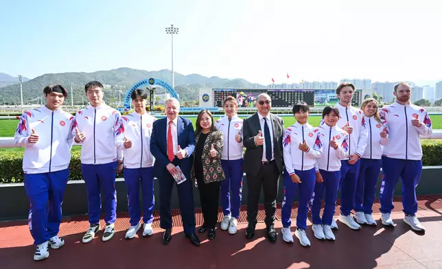 獎牌健兒亮相沙田馬場欣賞賽事，大受入場的公眾及馬迷歡迎。