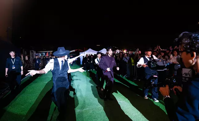 大玩「瞬間移動」。