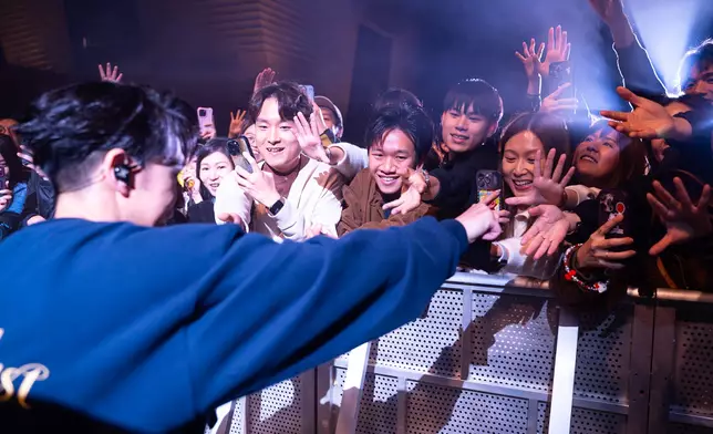 落台大送演唱會周邊。