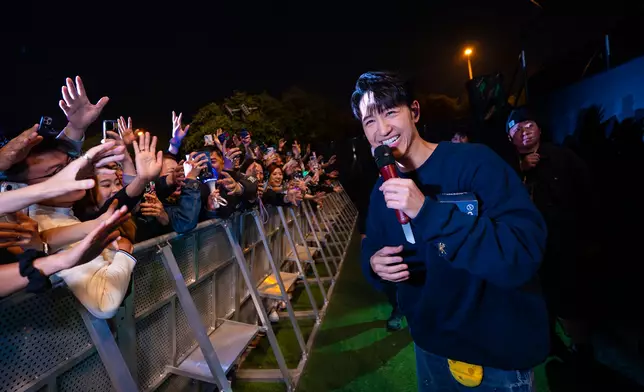 落台大送演唱會周邊。