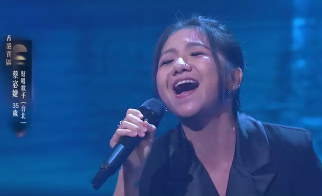 35歲來自台北的的駐唱歌手蔡宓婕，憑藉一首閩南歌《聽我唱歌》，頂住感冒依然成功勇奪5燈！