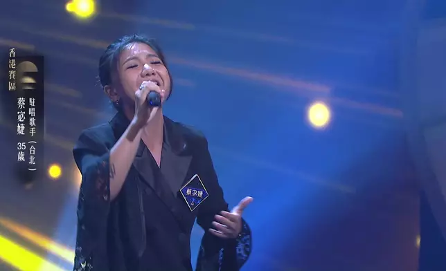 35歲來自台北的的駐唱歌手蔡宓婕，憑藉一首閩南歌《聽我唱歌》，頂住感冒依然成功勇奪5燈！