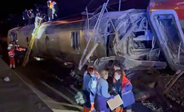 西班牙南部有兩列火車相撞。網上圖片