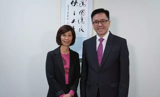 創科局局長孫東（右）及《巴士的報》總編輯李彤（左）（巴士的報攝）