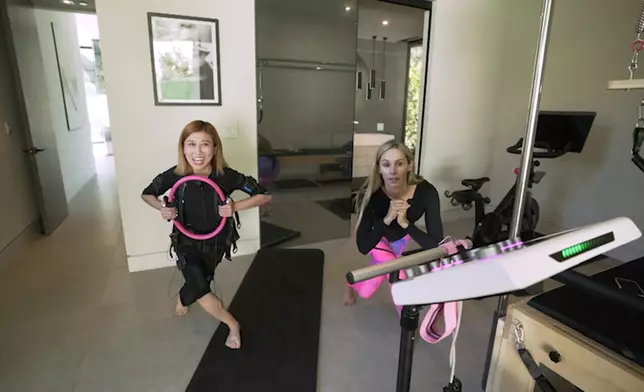 劉晨芝跟私人教練使用高科技健身噐。