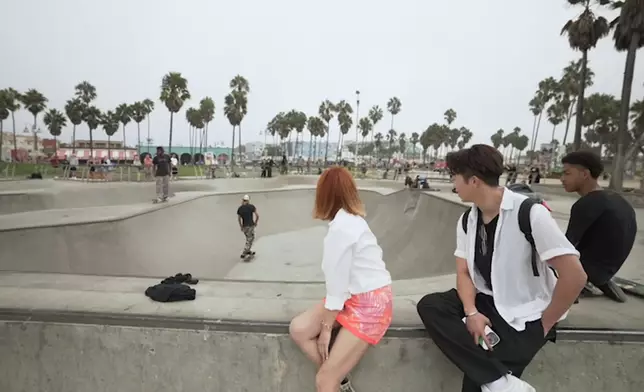 人到美國威尼斯海灘chill一番。