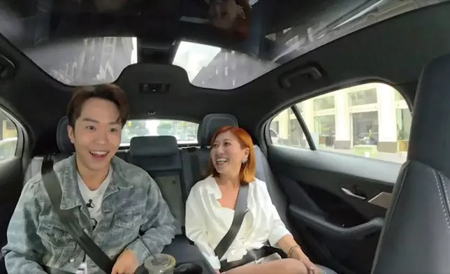 乘坐無人駕駛出租車。