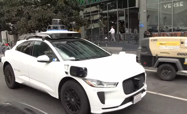 乘坐無人駕駛出租車。