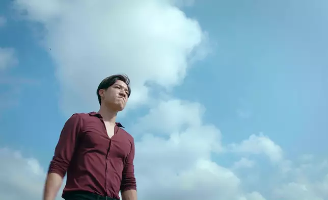 就算著住襯衫，Ricco嘅結實胸肌都係呼之欲出。