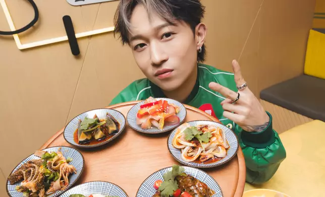 《全民造星VI》冠軍Teller王偉俊率先試食