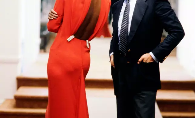 華倫天奴被視為是20世紀時尚界巨匠之一，與亞曼尼及卡爾拉格斐齊名。X圖片