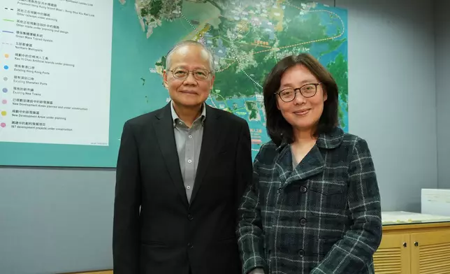 發展局局長甯漢豪(右)及《巴士的報》副社廷瑤（左）（巴士的報攝）