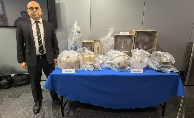 警方毒品調查科總督察湛倬鳴展示證物。