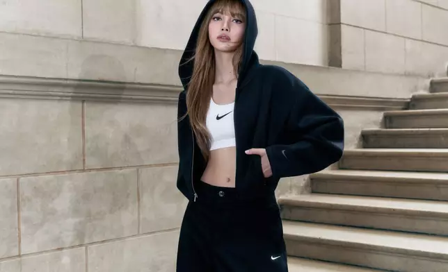 LISA很小時候為了買一雙 Nike Dunk High 作為舞蹈訓練鞋而存下零用錢。品牌提供圖片