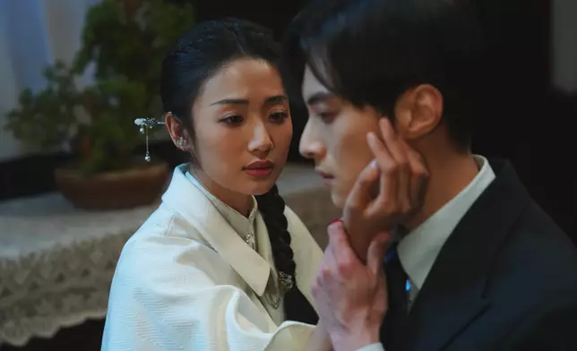 Carmen跟林澤輝演情侶。